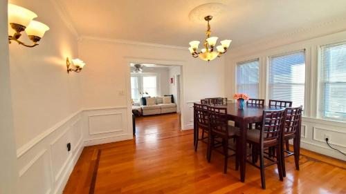 uma sala de jantar com mesa e cadeiras em Near Train Station Gorgeous 3-Bedroom Apartment with Patios em Boston