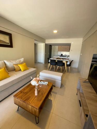 uma sala de estar com um sofá e uma mesa em Amplio y lujoso departamento em Mendoza