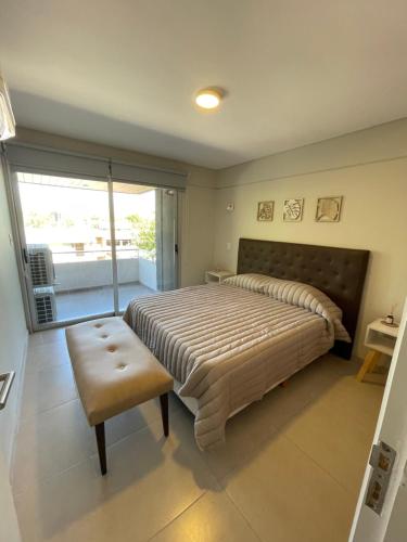メンドーサにあるAmplio y lujoso departamentoのベッドルーム(大型ベッド1台、窓付)