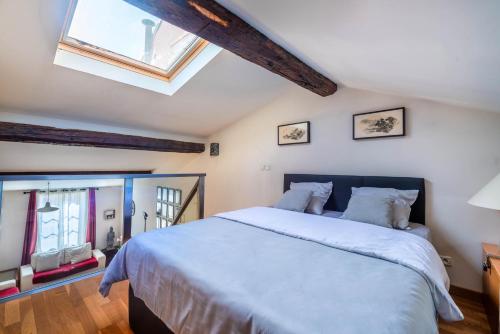 Un dormitorio con una cama grande y una ventana en Samourai Massena Lodge -1 min from the sea, en Niza