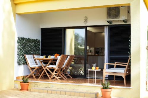 a patio with a table and chairs on a balcony at Oura 7 in Albufeira