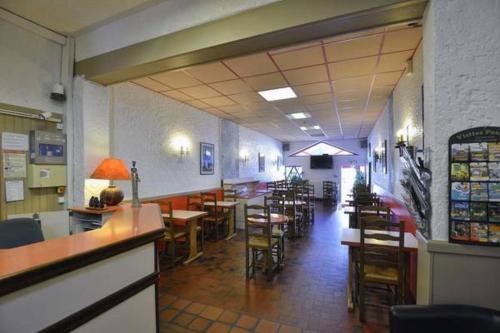 una sala da pranzo con tavoli e sedie in un ristorante di Hotel Chantafred a Pessac