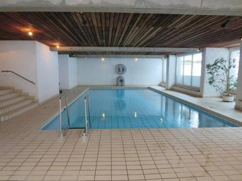 una gran piscina en un gran edificio en Modernes, exklusives Apartment im Dorf am Davoser See, Skikeller, Innenpool, Sauna, Balkon, en Davos
