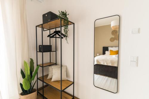 einen Spiegel vor einem Schlafzimmer mit einem Bett in der Unterkunft DWELLSTAY - Modernes Apartment I 55qm I 2 Zimmer I Küche I Bad I Terrasse I TV I Netflix in Bad Hersfeld