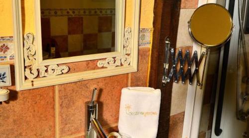 un lavandino in bagno con specchio e asciugamano di La Plazuela - Los Sitios de Aravalle a Hustias