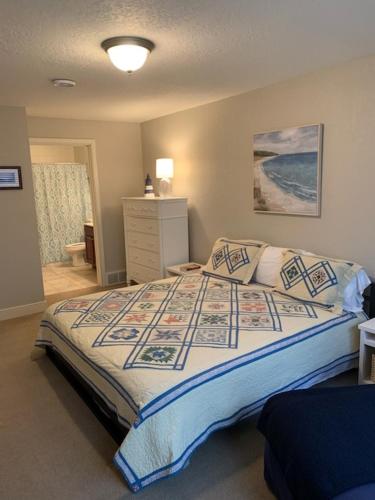 Postel nebo postele na pokoji v ubytování Unit 207 2 BDRM 2 BA condo