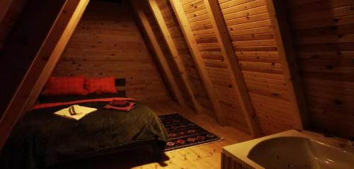 1 dormitorio con 1 cama y lavamanos en una habitación en Mariposa Bungalov, en Ayder