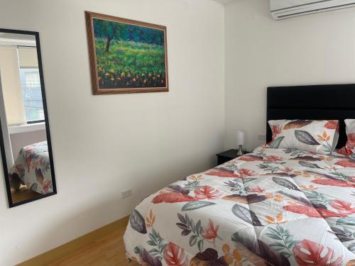 une chambre avec un lit et un tableau au mur dans l'établissement (12) Depto con inmejorable ubicación Miraflores, à Lima