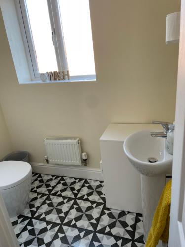 Gallery image of Stunning Large Detached Gloucester, 4 beds, 3 bedroom, 2 bathroom property, Nr Chelt, The Docks and Quays sleeps 6 in Gloucester