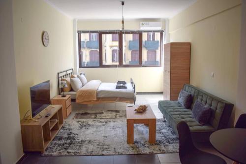 een woonkamer met een bed en een bank bij URbAN DELUXE APARTMENTS AD in Thessaloniki