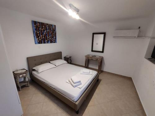 1 dormitorio con 1 cama y una foto en la pared en Kostas' House, en Pireo
