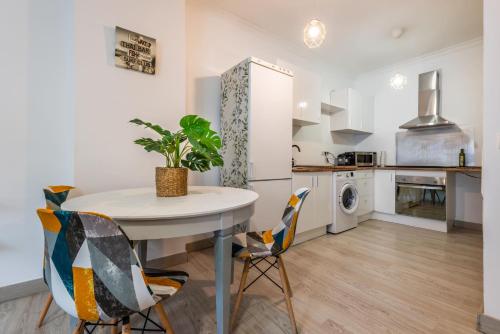 eine Küche und ein Esszimmer mit einem Tisch und Stühlen in der Unterkunft Apartamentos Estepona Centro I-II in Estepona
