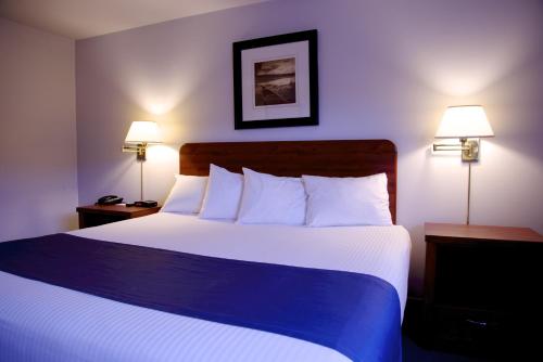 Кровать или кровати в номере St Christopher's Hotel
