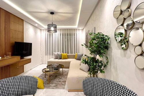 a living room with a couch and a tv at The Suite of Artists - Central - By AppartAli in Casablanca