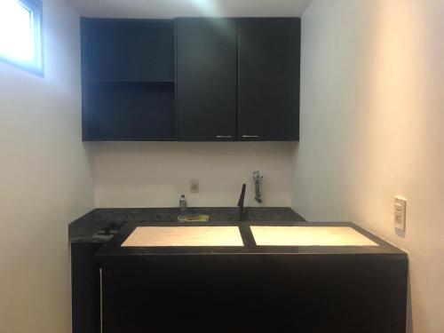 cocina con fregadero y encimera en San Diego Apart- Hotel en Belo Horizonte