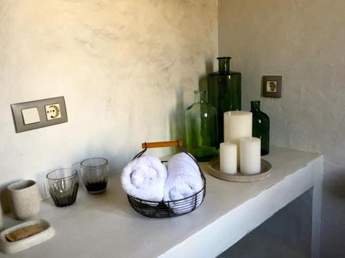 a table with candles and a basket of towels at La Lolita ( Adults Only ) in Sant Martí Vell