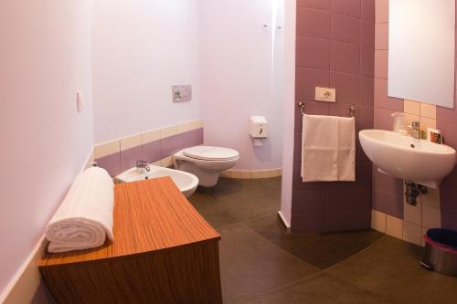 La salle de bains est pourvue de toilettes et d'un lavabo. dans l'établissement Ragusa Inn, à Raguse