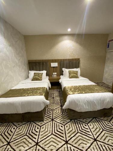 Zimmer mit 2 Betten in einem Zimmer mit in der Unterkunft Seven Mountains Hotel فندق الجبال السبعة in Al Bad‘