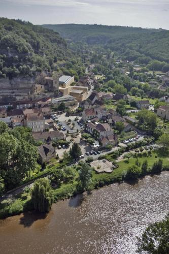 an aerial view of a town next to a river at Hostellerie du Passeur - Hôtel & Restaurant - Climatisation et Piscine chauffée in Les Eyzies-de-Tayac