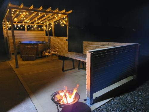 een patio met een bank en een tafel met verlichting bij Killeavy Cottage in Meigh