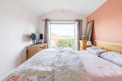 Giường trong phòng chung tại Ori's Hut