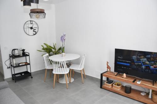 TV a/nebo společenská místnost v ubytování Apartment Port and Beach -Parking-