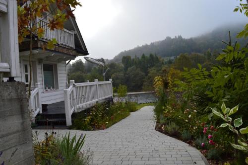 a walkway leading to a house with a balcony at Biały Domek in Tylmanowa