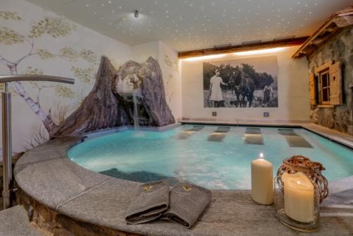 テーゼロにあるAgritur Darialの- 客室の真ん中にある大きなスイミングプール