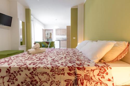 - une chambre dotée d'un lit avec une couverture rouge et blanche dans l'établissement Mare Manu Appartamento, à Porto Cesareo