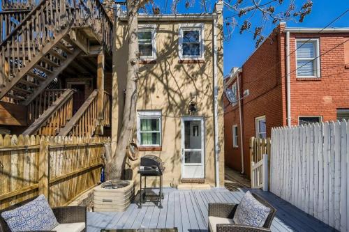 ボルチモアにあるTrendy Spot in Downtown Baltimore/Fellspointのパティオ(椅子付)、フェンス、家