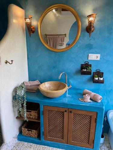 ein Badezimmer mit einem Waschbecken und einem Spiegel in der Unterkunft Casita Ziba in Cala de Finestrat