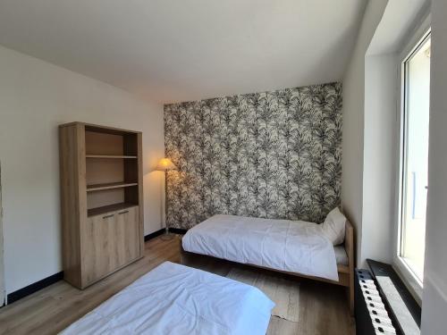 a bedroom with a bed and a wall at Le Clos de Canet in Canet d'Aude