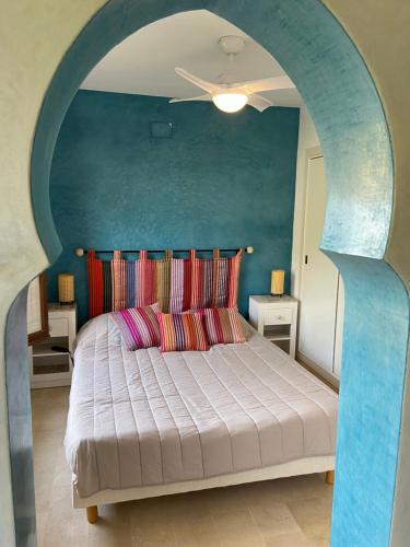 una camera con un letto con una parete blu di Casita Ziba a Cala de Finestrat