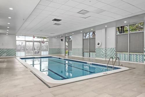 una gran piscina en un edificio con piscina en Holiday Inn - Piscataway - Somerset, an IHG Hotel, en Piscataway