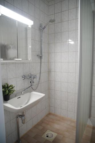 y baño con lavabo y ducha. en 3-room apartment in Oulu center, parking en Oulu