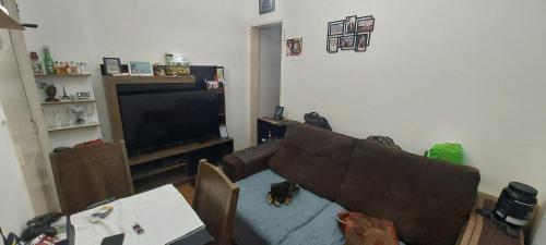 a living room with a couch and a television at apartamento copa in Rio de Janeiro