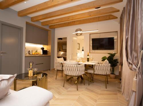 Il comprend un salon avec une table et des chaises ainsi qu'une cuisine. dans l'établissement Luxury Apartments Lilly 2, à Split