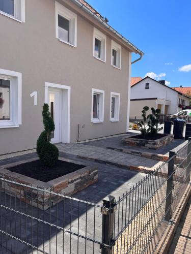 a house with a fence in front of it at gemütliche Monteurwohnung,Ferienwohnung in Nörten-Hardenberg