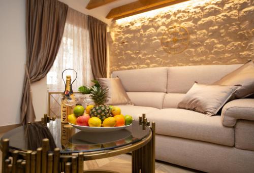 - un salon avec un bol de fruits sur une table dans l'établissement Luxury Apartments Lilly 2, à Split