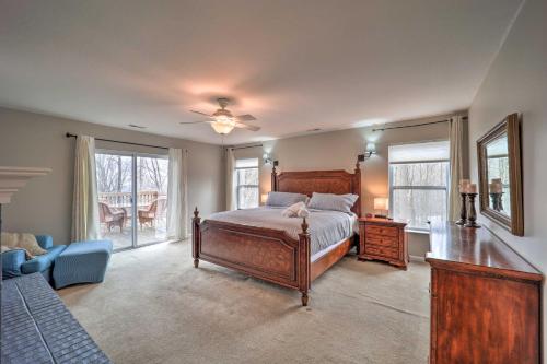 sypialnia z łóżkiem, krzesłem i oknem w obiekcie Grand Family Home with Hot Tub On Beech Mountain! w mieście Beech Mountain