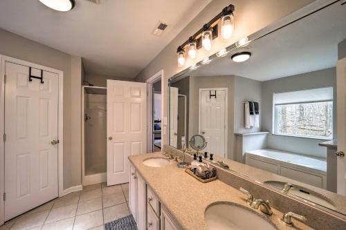 łazienka z 2 umywalkami i dużym lustrem w obiekcie Grand Family Home with Hot Tub On Beech Mountain! w mieście Beech Mountain