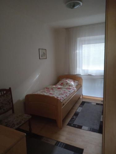a small bedroom with a bed and a window at Ferienwohnung Arzberg 2 in Arzberg