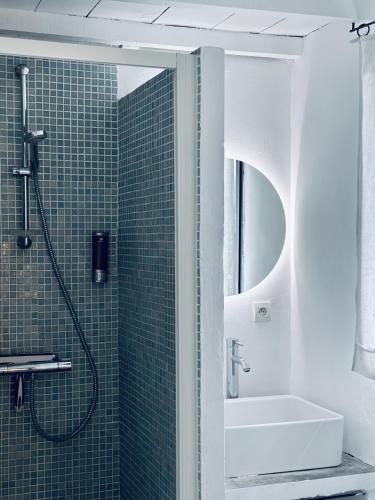 une salle de bain avec douche et lavabo dans l'établissement CASA AZUL - jardin, calme, tennis, à Nîmes