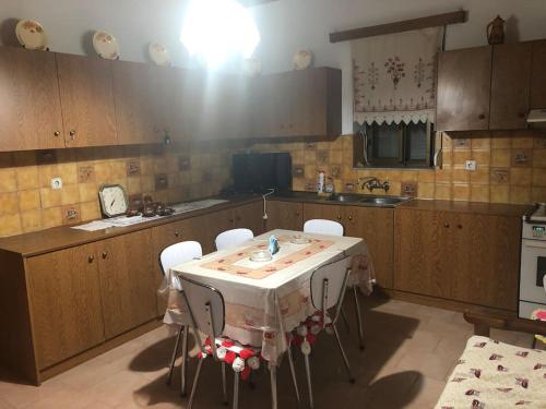Virtuve vai virtuves zona naktsmītnē Traditional house kalavarda Rhodes