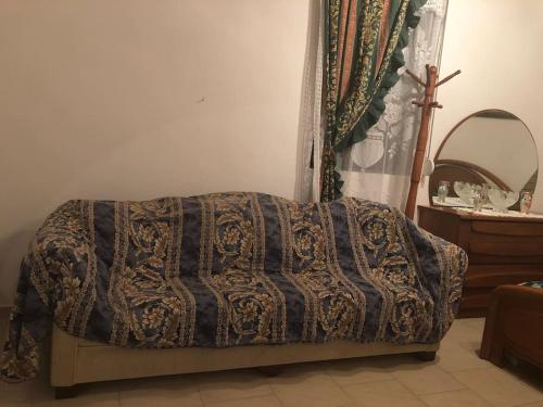 Una cama con una manta en una habitación en Traditional house kalavarda Rhodes en Kalavárda