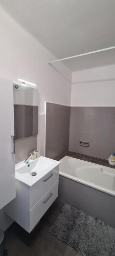 une salle de bain blanche avec un lavabo et une baignoire dans l'établissement CENTRE, 3P/TERRASSE , 300 m PLAGES., à Cannes