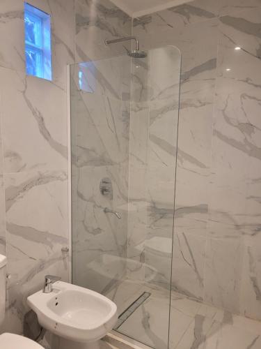 a bathroom with a shower with a toilet and a sink at Depto. Céntrico III in Corrientes