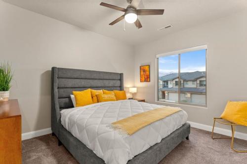 Un pat sau paturi într-o cameră la 2065 Zion Village XBOX, TWO LIVING ROOMS, LAZY RIVER, SLEEPS 19, X-Box