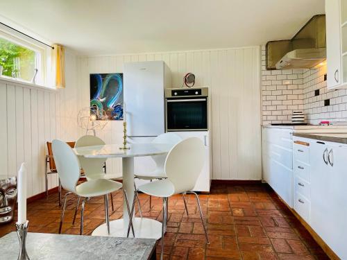 una cocina con mesa y sillas. en Casa Korallen, en Varberg