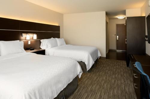 two beds in a hotel room with white sheets at Holiday Inn Express & Suites - Bullhead City by IHG in Bullhead City
